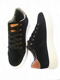 José oye un sonido extraño al final de la calle. Zapatos Negros Tenis Casuales Para Hombre