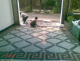 Selain itu, kombinasi contoh keramik akan membuat ruangan tidak terlihat kaku. Keramik Carport Minimalis