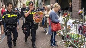 Hij is in het bijzijn van zijn geliefden overleden in het ziekenhuis. C6yazlcc2ynm4m