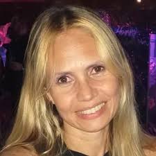 Hola mi gente buena ella es mi hermana Hilda Fuenmayor @hildaf.juliac y  esta presentando reincidencia con un tumor maligno en la región abdominal  el cual requiere ser operado con urgencia y tratamiento