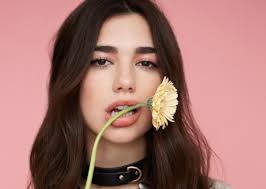 Pray for Albania”, Dua Lipa krijon bluza të personalizuara për të ndihmuar  të prekurit nga tërmeti