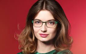 Fünf schnelle frisuren für mittellanges haar via www.schwarzkopf.de. Frisur Zur Brille Einfache Styling Tipps Brillenstyling