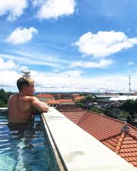 Hotel Murah Dengan Kolam Renang Rooftop Bikin Segar Bonus Konten Cetar