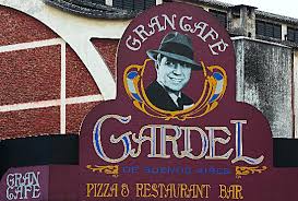 Carlos gardel , né charles romuald gardès à toulouse en france le et mort le dans un accident d'avion près de medellin en colombie, est un chanteur et un compositeur de tango, et un acteur. Gardel De Buenos Aires Montserrat Restaurant Reviews Photos Phone Number Tripadvisor