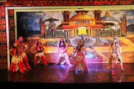 Kadang megah seperti suasana kerajaan, kadang asri seperti hutan. Ngesti Pandawa Wikipedia