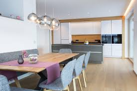 Moderne Kuche Mit Holz In 2020 Kuche Mit Insel Moderne Kuche Moderne Graue Kuche