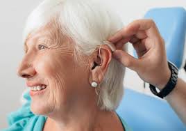 Los audífonos podrían prevenir el riesgo de demencia, según un amplio  estudio publicado en The Lancet