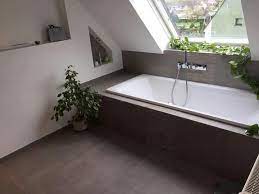 Badewannen allerdings lassen sich mit einer badewannenfaltwand im handumdrehen zu einer vollwertigen dusche umfunktionieren. Badewanne Unter Dachschrage Tolle Fliesen Dazu Badezimmer Dachschrage Kleines Bad Gestalten Badezimmer Dachgeschoss