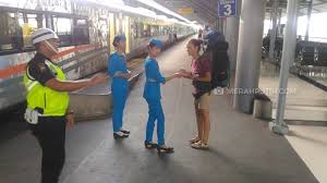 Seperti jadwal kereta api eksekutif, ekonomi dan bisnis, juga jadwal kereta api lokal yang berangkat dari bandung. Kisah Lirih Pramugari Kereta Api Yang Tetap Bertugas Di Hari Idul Fitri Merahputih