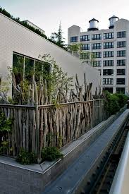 Balkon Sichtschutz Ideen Holz Zweige Pflanzen Rustikal Aussehen Modern Design In 2020 Outdoor Garden Screening Balcony Privacy