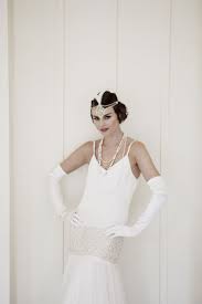 White boutik by herve mariage robe de mariee paris bastille. Robe Charleston Blanche Et Coiffure Annee 20 Inspirees Par Le Film Gatsby Le Magnifique Coiffure Annee 20 Idee Tenue Mariage Robe De Mariage Vintage