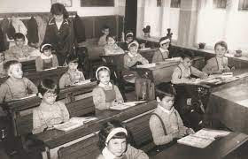 Cele mai interesante stiri despre perioada comunista. Foto Prima Zi De ScoalÄƒ In Comunism Cum Era ViaÅ£a Cu Manuale Unice UniformÄƒ Obligatorie Si MuncÄƒ PatrioticÄƒ Pe Camp Alba24