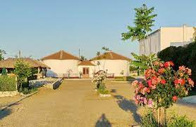 Deși franceză este o limbă romanică care a fost creat de către ocupația romană de galia, resturi de limba originală a celți. Domeniile Franco Romane Mica Bijuterie AscunsÄƒ In Dealu Mare