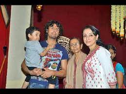 Sonu nigam loves mimicry and he commonly mimics other. Sonu Nigam Family Photos Father Mother Wife Sister Son Youtube