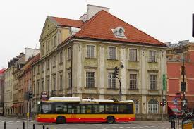 Ciągnie się od krakowskiego przedmieścia do placu krasińskich, częściowo jest wyłączona z ruchu samochodów. File Warszawa Palac Malachowskich 01 Jpg Wikimedia Commons