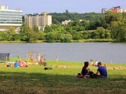 Venkovní převlékarny a sprchy s pitnou vodou. 6 Best Beaches In Prague