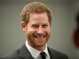 Maladroit, rougissant... La gêne du prince Harry face aux femmes qui lui  plaisent