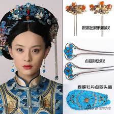 Qing Court Headdress Literacy These Are Examples Of How The Hairpin Hairpins Were Worn By Imperial An Hair Comb Accessories Feathered Hairstyles Hair Pins