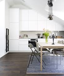 Regal Fur Dachschrage Kueche Holzboden Dunkel Esstisch Weiss Kuche Dachschrage Kuche Dachschrage Ideen Moderne Weisse Kuchen