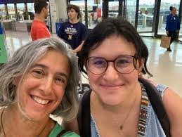 Mindy Hecht's Instagram, Twitter & Facebook