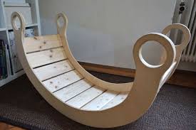 Die Schaukelwippe Aus Holz Ist Mehr Als Spielzeug Sie Ist Ein Wundervolles Mobel Eine Feine Ruheoase Und Ma Schaukelwippe Wippe Kinderspielzeug Selbstgemacht