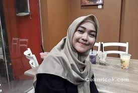 Ria ricis terlahir dengan nama lengkap ria yunita. Ria Ricis Kehabisan Napas Saat Berenang Di Tengah Laut Republika Online