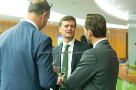 46cm across armpit to armpit. Mathias Schoelzel Deutsche Bank X Markets Bild 71935 Zertifikate Award 2018