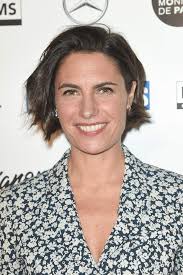 Le Carre Tres Court D Alessandra Sublet Carre Court Asymetrique Carre Tres Court Chignons Glamour