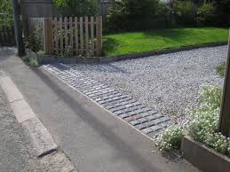 Driveway Entrance Showing A Rumble Strip Retaining The Gravel Driveway Entrance Landscaping Landscaping Entrance Driveway Landscaping