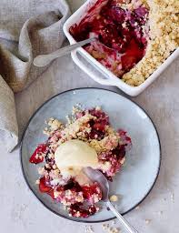 Comforting And Very Delicious Plum And Apple Crumble This Is The Perfect Dessert For Fall The Recipe Conta Plum And Apple Crumble Vegan Crumble Apple Crumble