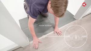 Auch wenn das gleiche laminat ebenfalls im angrenzenden raum verlegt werden soll, ist ein langer schmaler raum wird noch kleiner, wenn sie das laminat in richtung der langen seite in diesem rahmen verkleben sie das laminat schräg von ecke zu ecke. Klick Laminat Verlegen Eine Anleitung Kronotex Laminat Ratgeber