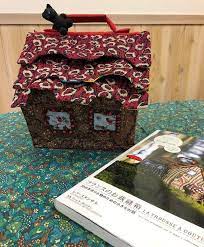手芸店トランテアン trenteetunさんはinstagramを利用しています 火曜手芸教室のoさんの作品 手芸って良いですね ご家族のあれこれ突っ込みに答えて完成です 屋根の上の黒猫 は彼女のオリジナル それぞれのストーリーを楽しみます 手芸 フ gift wrapping