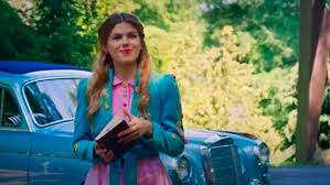 Az El a kezekkel a papámtól! előzeteséből kiderül, hogy Csobot Adél  normálisan is tud beszélni | 24.hu