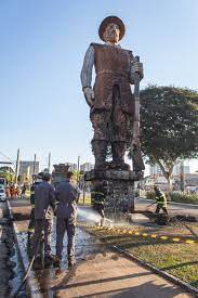 Jun 18, 2021 · — podemos, sim, derrubar uma estátua, como a de borba gato, por exemplo, que, por sinal, é muito feia — diz. Zcome8iire6nm