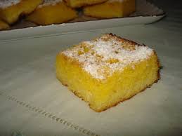 Presărăm (sau nu) prăjitura cu zahăr pudră, o porționăm și o servim abia călduță sau complet rece. Placinta Cu Malai Si Iaurt ArtÄ Èi Savoare