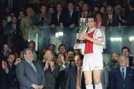 Il aura porté le maillot bleu à 22 reprises. Une Coupe Sans L Ivresse Le 3 Mai 1995 Le Psg Remportait La Premiere Coupe De La Ligue Contre Bastia 2 0 L Equipe