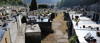 Emmaüs est un lieu d'accueil pour personnes en difficulté d'adaptation sociale et aussi un lieu d'activités s'articulant autour des métiers de la récupération. Cimetiere Mairie De Saint Andre De La Roche