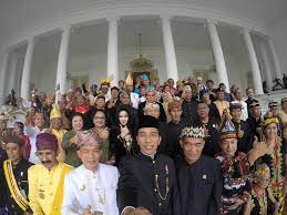 Adat istiadat english translation examples of use adat istiadat in a sentence in indonesian. Keberagaman Adat Istiadat Dan Presiden Joko Widodo Facebook