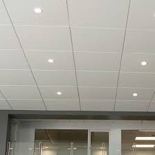 Entre la dalle de béton et le faux plafond en gyproc il coule des gouttes d'eau. Rockfon Artic Dalles Acoustiques En Laine De Roche A Voile Mineral Rockfon