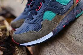 The 'cabin fever' model features earthen tones, with a suede mudguard, leather overlays and green highlights on the midfoot and collar. Sneaker Zimmer De West Nyc X Saucony Shadow 5000 Cabin Fever Ansteckungsgefahr
