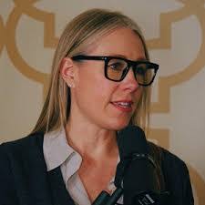 Lisa Pasquale's Instagram, Twitter & Facebook