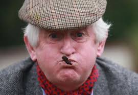 Cuộc thi ngậm và thổi... phân cừu kỳ quặc