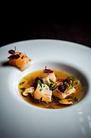 langoustine royale cebette gingembre et coriandre bouillon des pinces infuse a la citronnelle eri cuisine gastronomique design culinaire langoustine recette