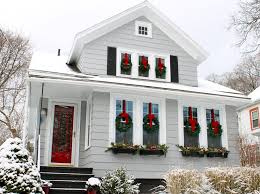 Love This Exterior And I M Pretty Sure My Grey House Can Recreate This Look Too Outdoor Christmas Outdoor Christmas Decorations Holiday Home