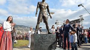 However, fans on twitter were quick to tear apart the likeness. Cristiano Ronaldo Statue Mit Pikantem Detail