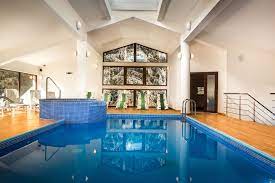 Piscina face parte din serviciile contra cost, fiind pozitionata in aer liber si avand o apa calda, deosebit de curata si limpede va puteti bucura, la pensiunea mellis cu piscina in cluj, ori de cate ori aveti nevoie sa va racoriti si sa va simtiti bine, mai ales in zilele cu soare, pe. Piscina Interioara Si Centru Spa Fitness In Belis Pensiunea Ana Irina