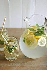 Lemon + daun pudina air detox yang paling cepat dan mudah penyediaannya ialah dengan mengambil setengah biji lemon, lalu diperahkan ke dalam segelas air masak. 10 Cara Buat Air Detoks Buah Buahan Untuk Pecah Lemak Buang Toksin Awet Muda Maskulin