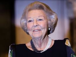 Beatriz de Holanda, de 85 años, operada de urgencia tras un accidente  mientras esquiaba