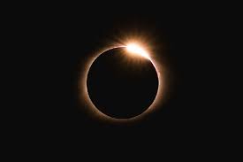 Gerhana cincin, gerhana ini terjadi bila piringan bulan (saat puncak gerhana) hanya menutup sebagian dari piringan matahari. Iijryfhuwh1com