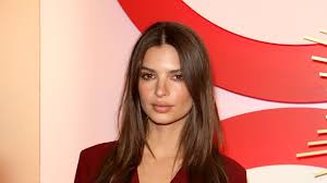 Aug 09, 2019 · wer emily ratajkowski auf instagram folgt, kann dort immer wieder ihren durchtrainierten traumbody in halbnackten posen bewundern. Emily Ratajkowski Erst Die Blitz Hochzeit Und Nun Ein Baby Promiflash De